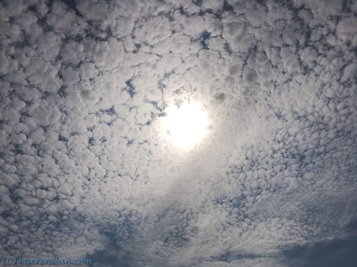 Friede, Sonne umrahmt von Wolken